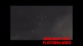 Niezwykła formacja UFO na nocnym niebie