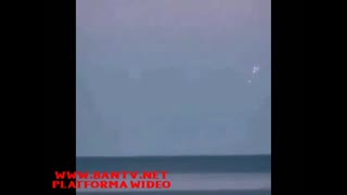 Pojazd UFO wypuszcza mniejsze obiekty
