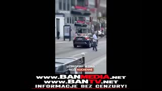 Apokalipsa Zombie mężczyzna atakuje nożem zobacz jego zachowanie